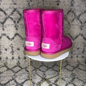 Girls UGG- Classic II in Fuchsia size 13